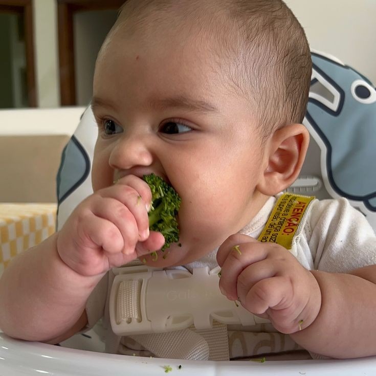Bebé comiendo feliz